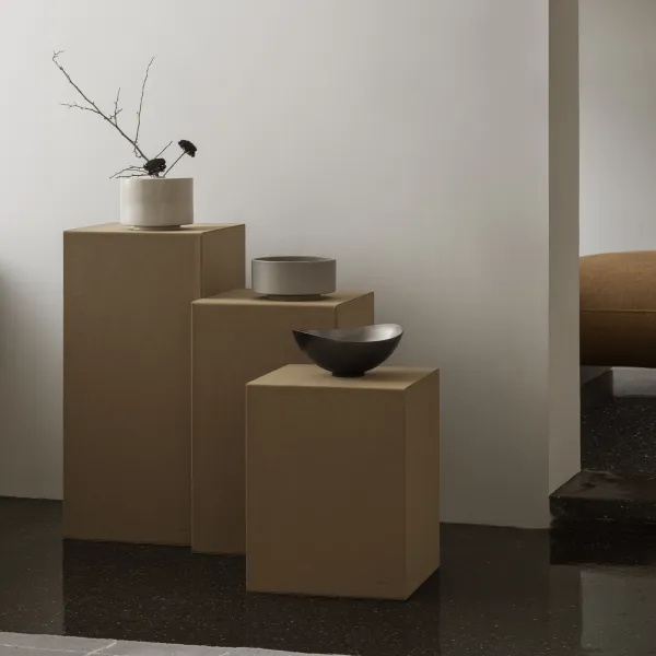 Blomus - Sokkel Sahlia - Indian Tan kunstleder - 76cm Hoog 2 Blomus - Sokkel Sahlia - Indian Tan kunstleder - 76cm Hoog