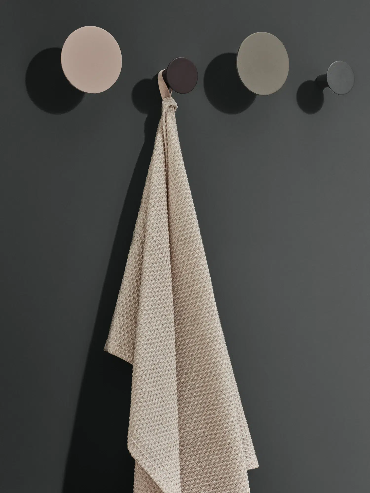 Blomus Ponto Wandhaken Lily White - set van 4 2 Blomus Ponto Wandhaken - set van 4