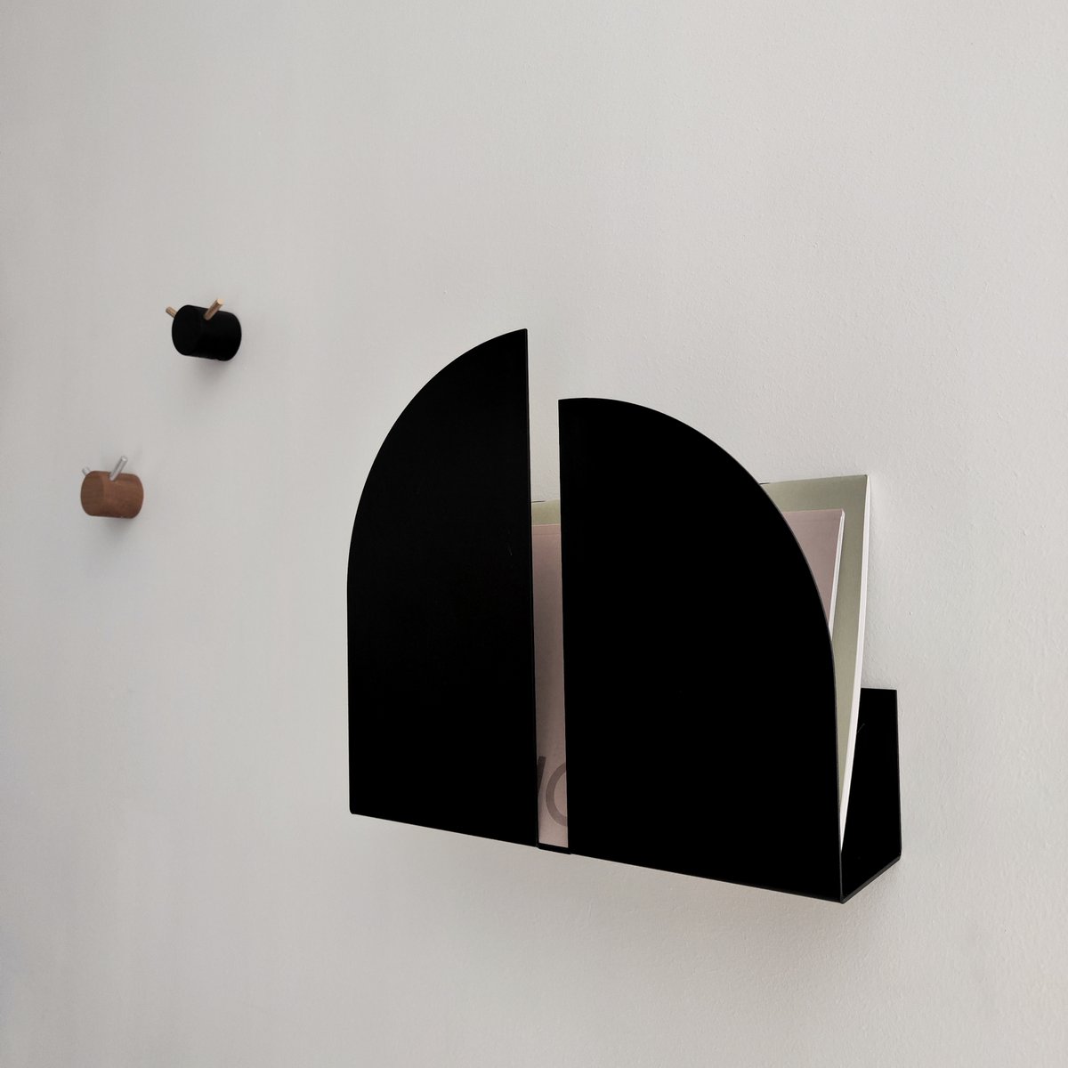 Zwart metalen wandplank/tijdschriftenhouder Bauhaus 3 Zwart metalen wandplank/tijdschriftenhouder Bauhaus