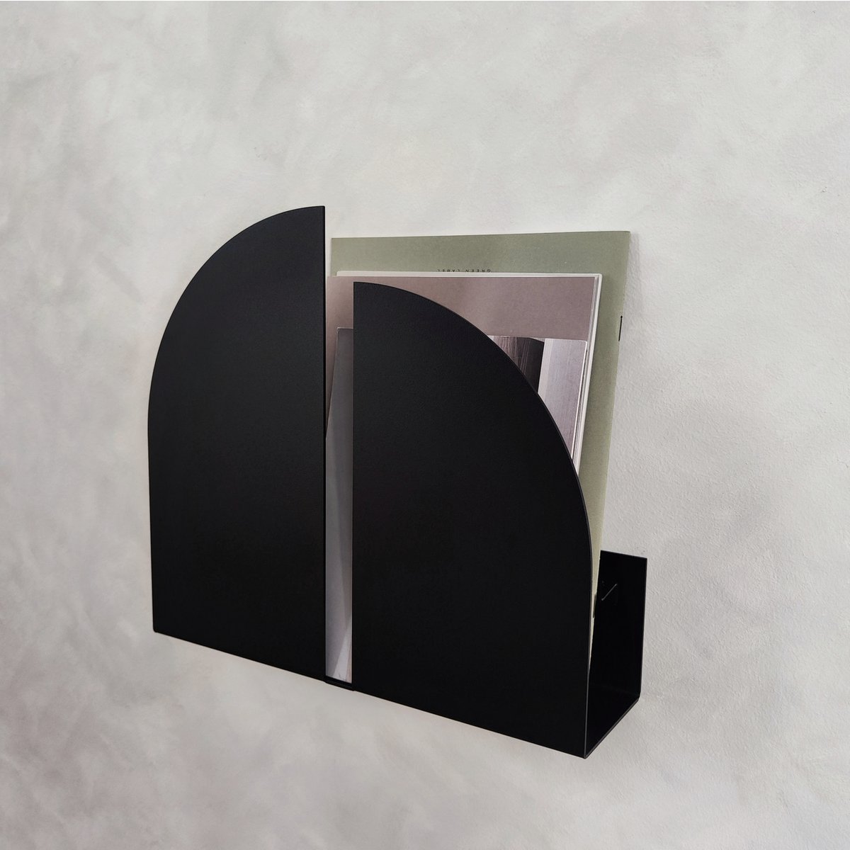 Zwart metalen wandplank/tijdschriftenhouder Bauhaus 6 Zwart metalen wandplank/tijdschriftenhouder Bauhaus