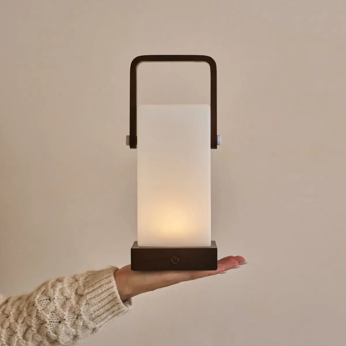 Harper Donkerbruine Houten Lamp – tot 80 uur - Tavellio 1 Harper Donkerbruine Houten Lamp – tot 80 uur - Tavellio