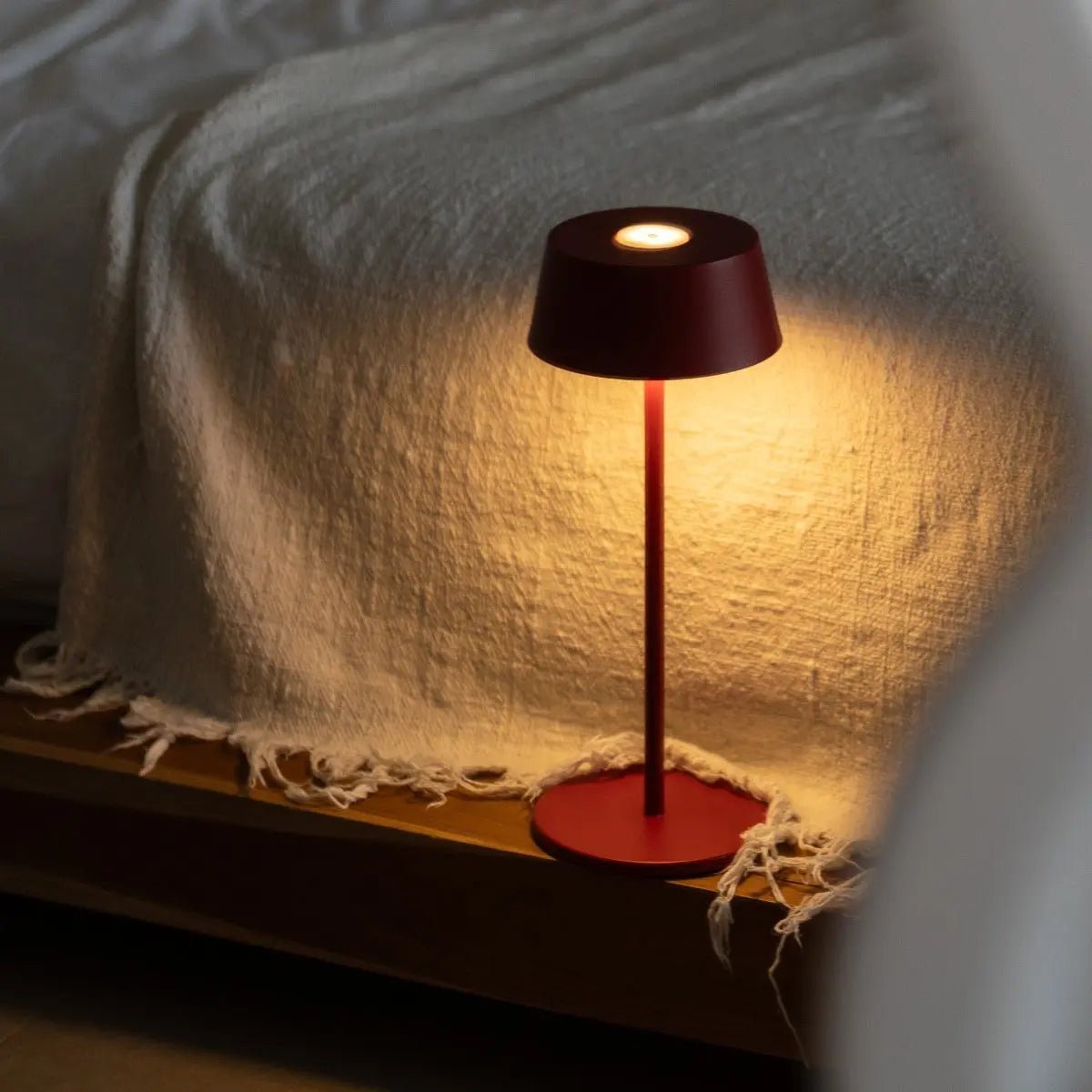 Hugo rode oplaadbare tafellamp - dimbaar - tot 120 uur 3 Hugo rode oplaadbare tafellamp - dimbaar - tot 120 uur