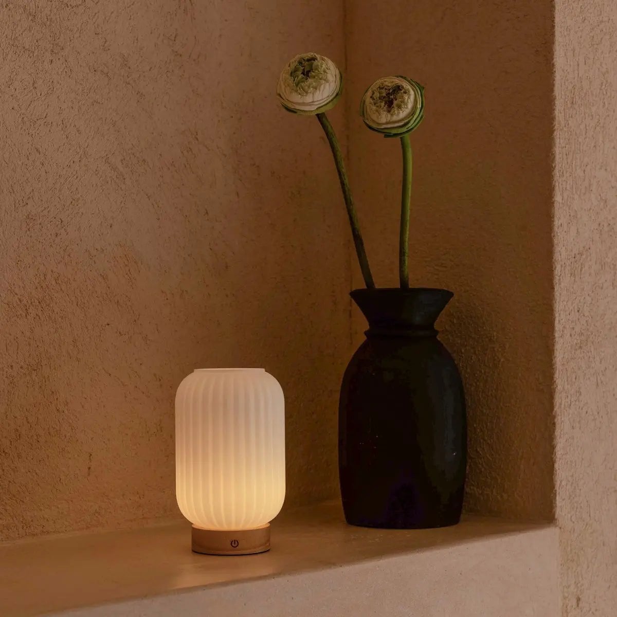 Lilly - lichtbruin - houten basis - oplaadbaar tot 100 uur 4 Lilly - lichtbruin - houten basis - oplaadbaar tot 100 uur