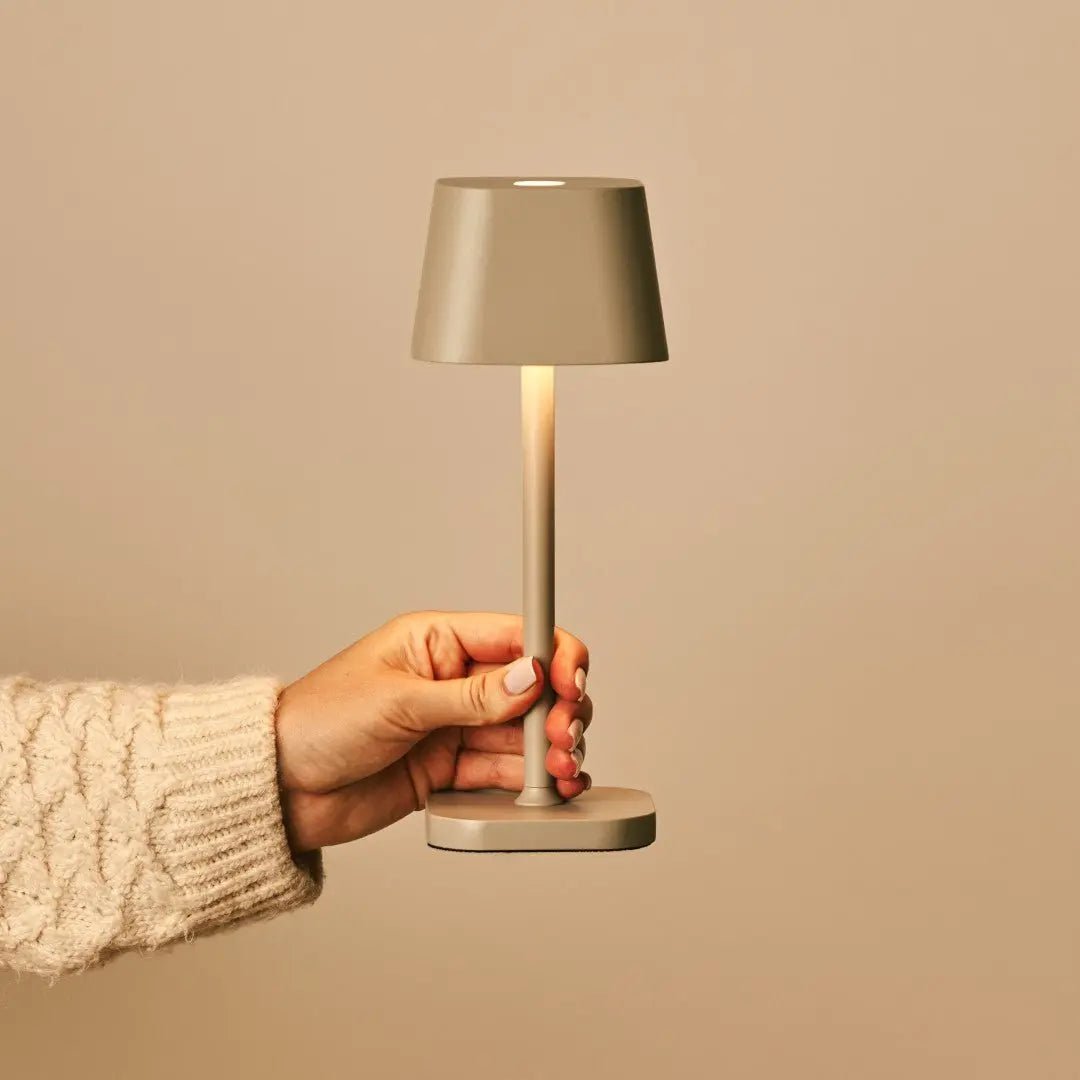 Ava Shadow Grey – oplaadbare tafellamp – dimbaar – tot 120 uur 1 Ava Shadow Grey – oplaadbare tafellamp – dimbaar – tot 120 uur