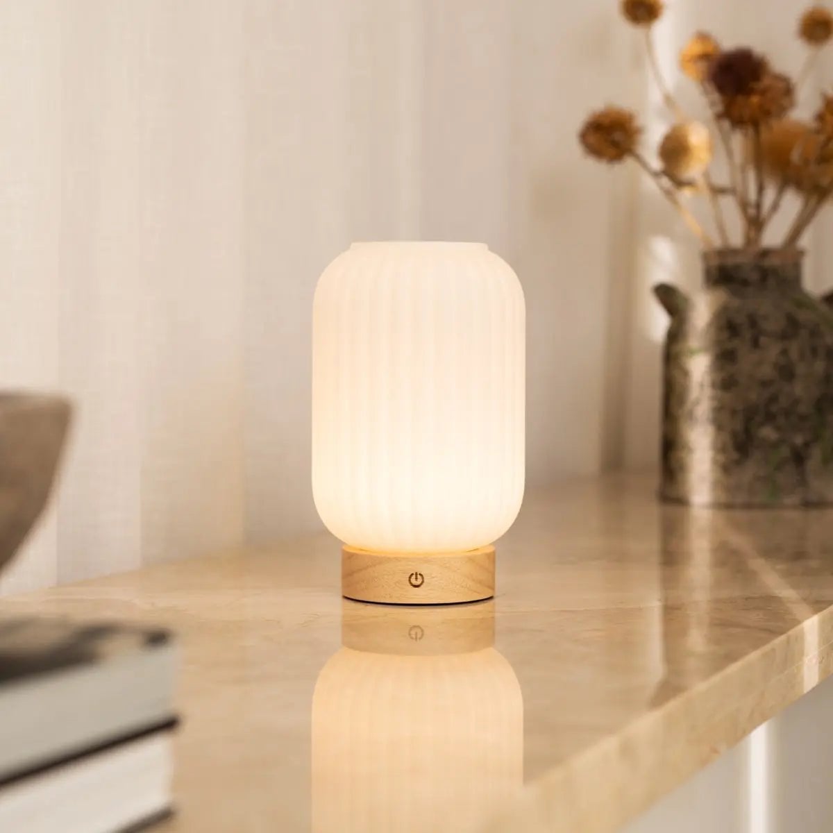 Lilly - lichtbruin - houten basis - oplaadbaar tot 100 uur 3 Lilly - lichtbruin - houten basis - oplaadbaar tot 100 uur