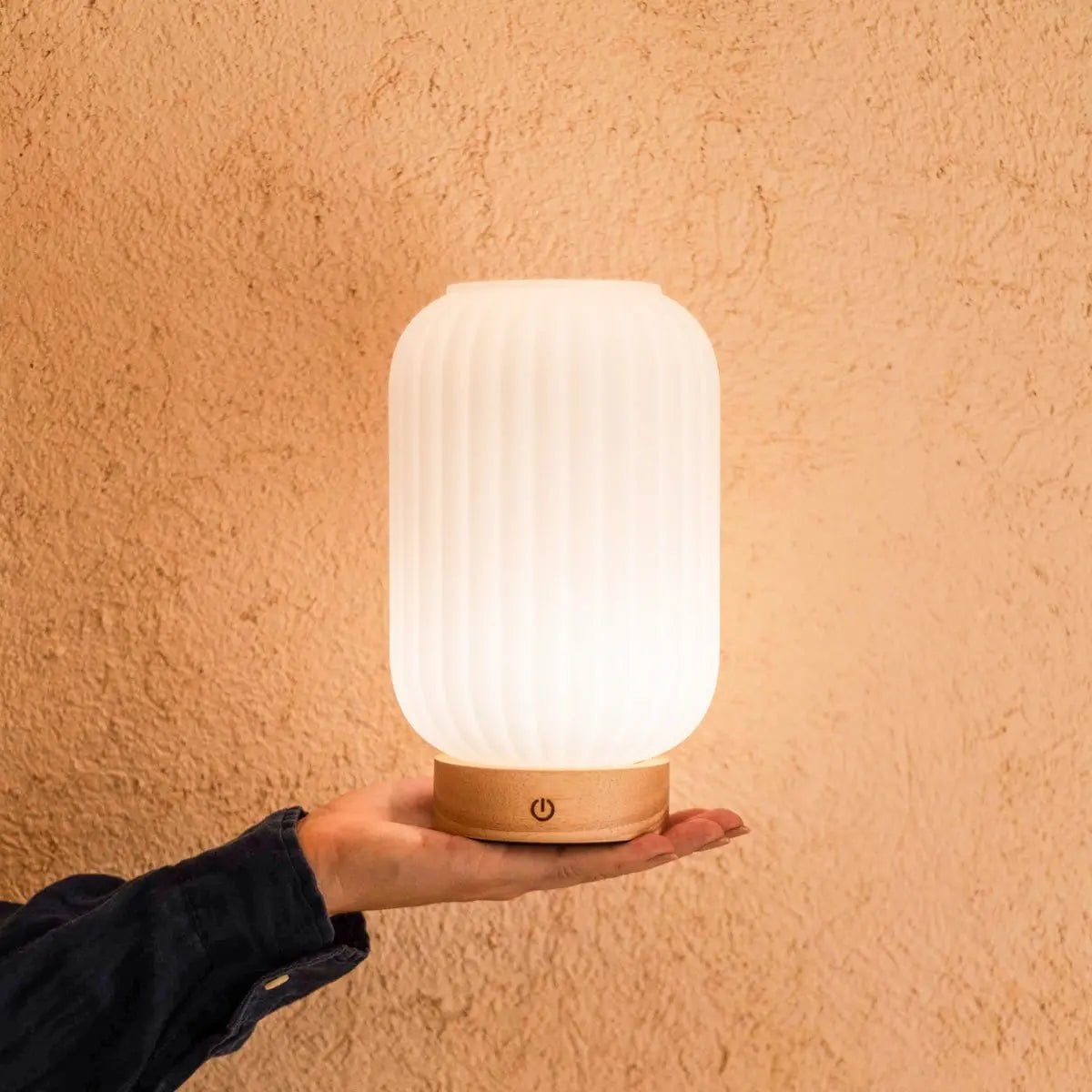 Lilly - lichtbruin - houten basis - oplaadbaar tot 100 uur 10 Lilly - lichtbruin - houten basis - oplaadbaar tot 100 uur