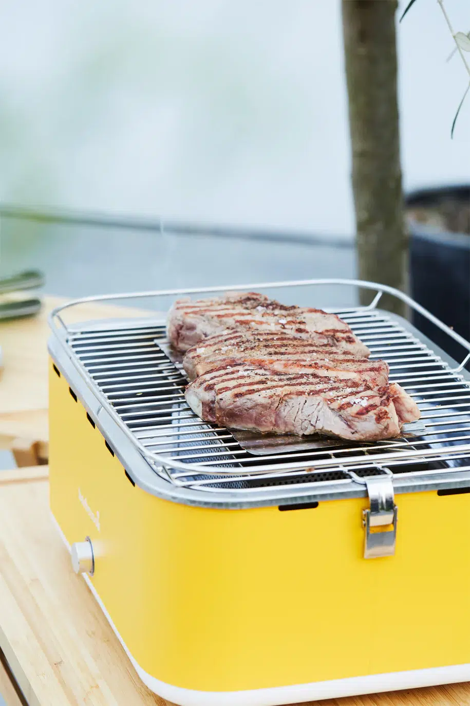 TafelBBQ - Carlo Yellow Sunshine - Houtskool - Barbecook 4 TafelBBQ - Carlo Yellow Sunshine - Houtskool - Barbecook